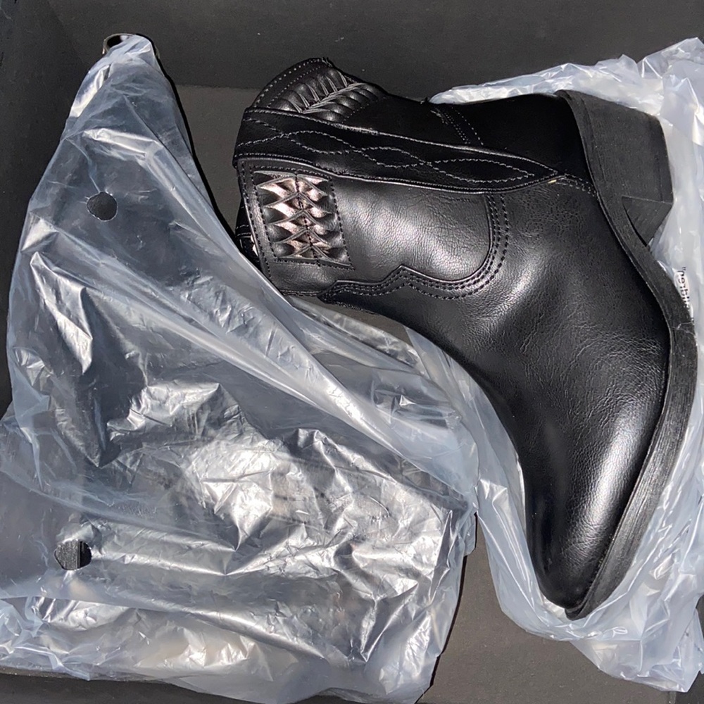 New Never Used Black Womens Boots